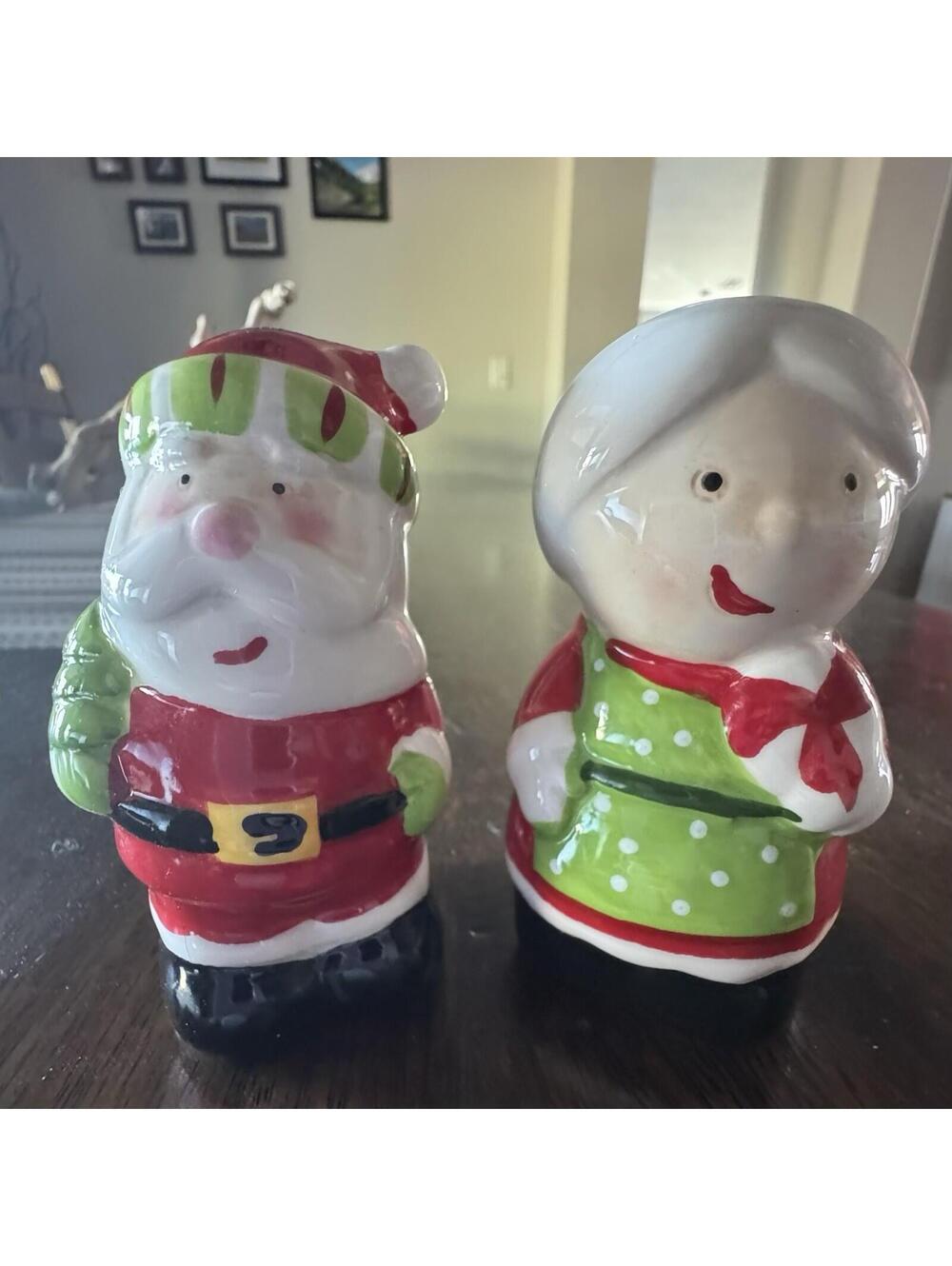 NEW IN BOX Salt & Pepper Shakers Christmas Mr. Mrs. Santa Claus